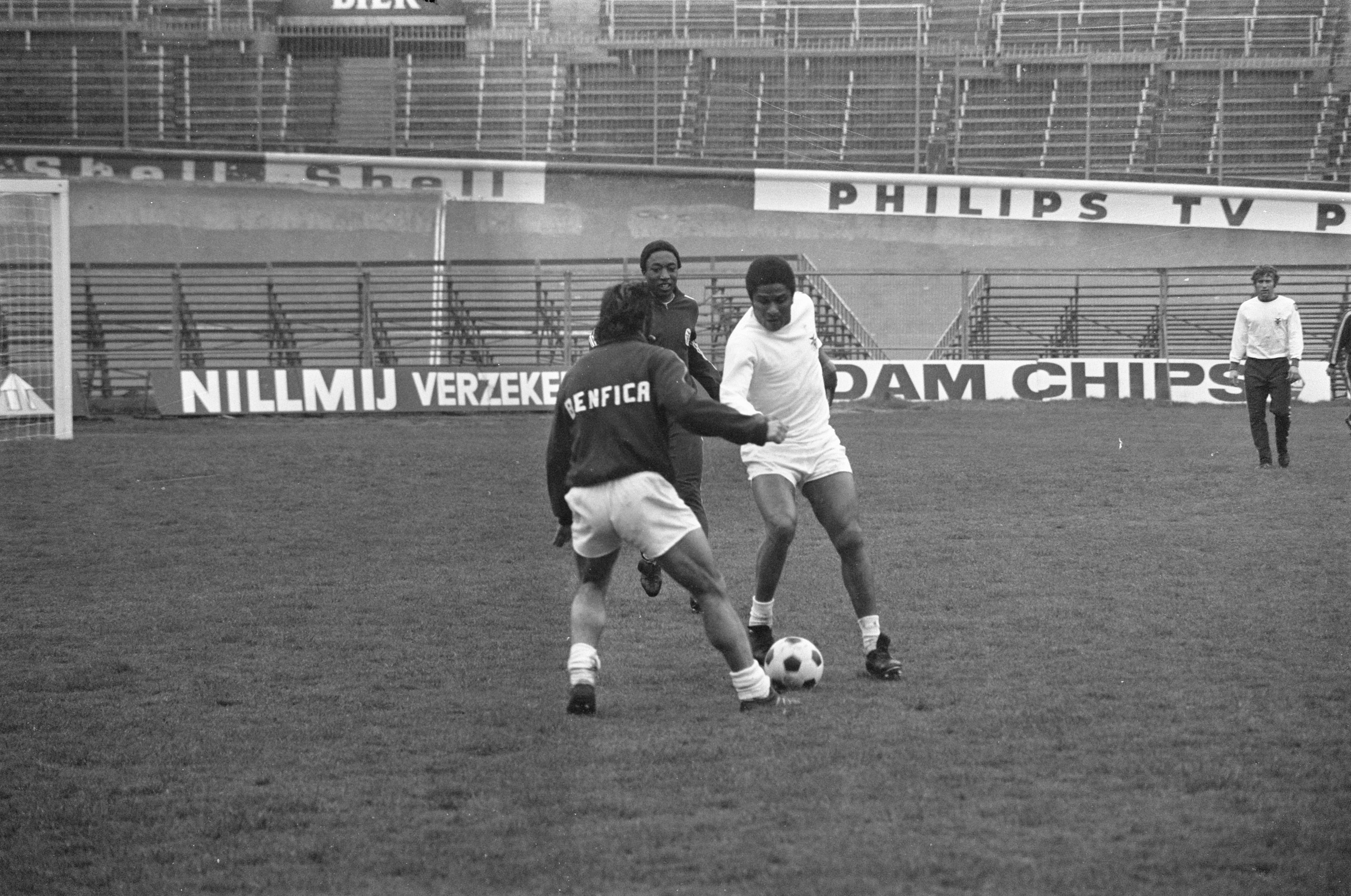 Eusébio with the ball in 1972